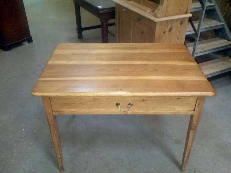 Weichholz Tisch, große Schublade, restauriert