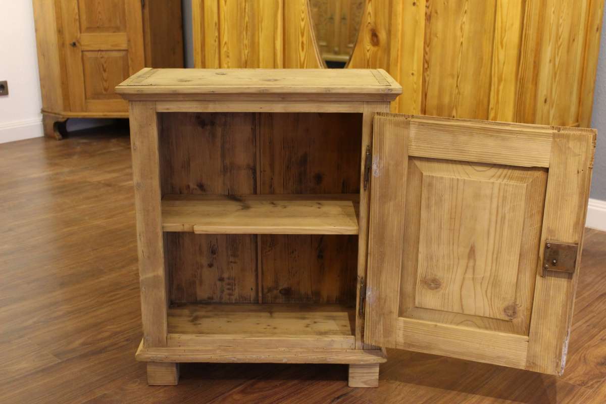 Kleiner Schrank Nachtschrank in KIefer