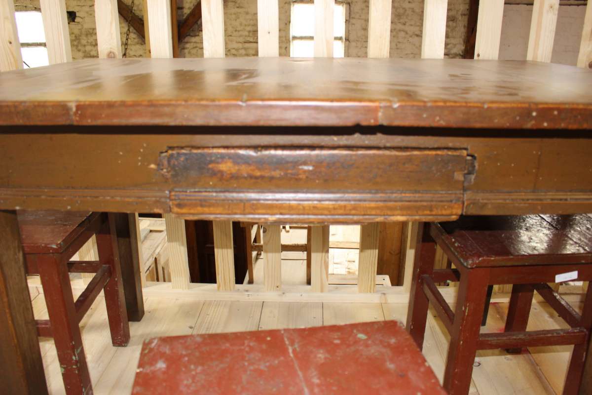 Alter Bauerntisch aus der Zeit um 1820