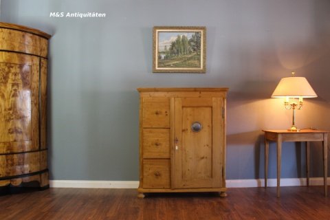 Alter Schrank, Vorratsschrank (Art.-Nr.: 03105)