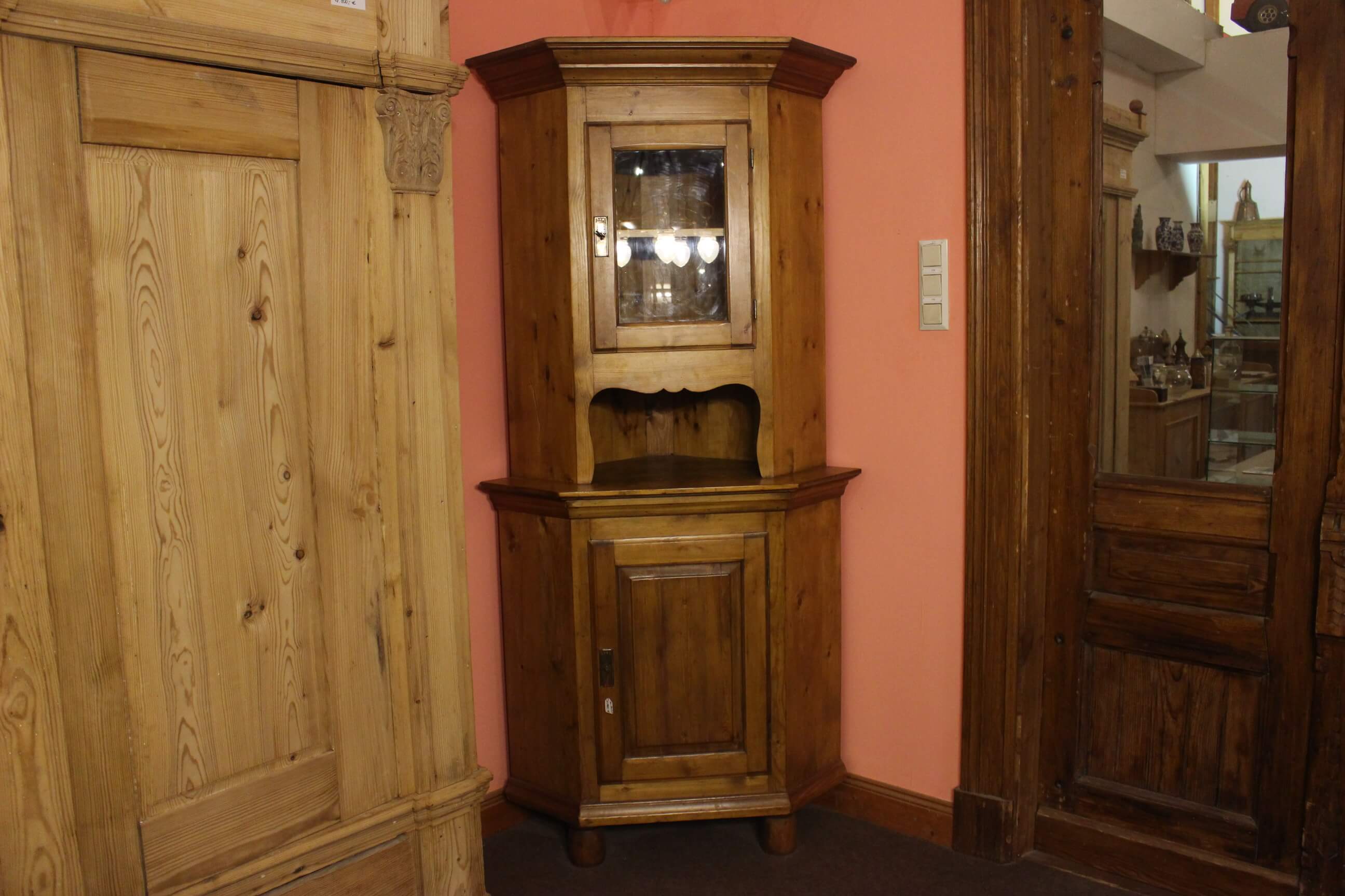 Spät Biedermeier Eckschrank in Weichholz Kiefer (Art.-Nr.: 02625)