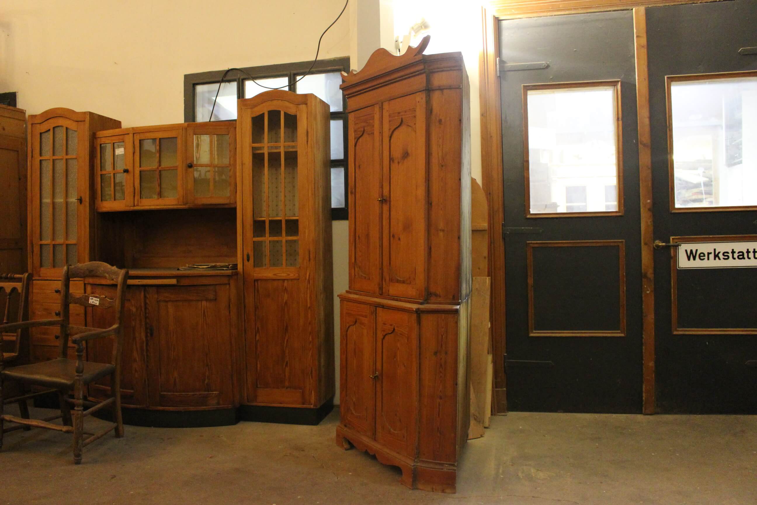 Biedermeier Eckschrank in Kiefer eingetroffen (Art.-Nr.: 03107)