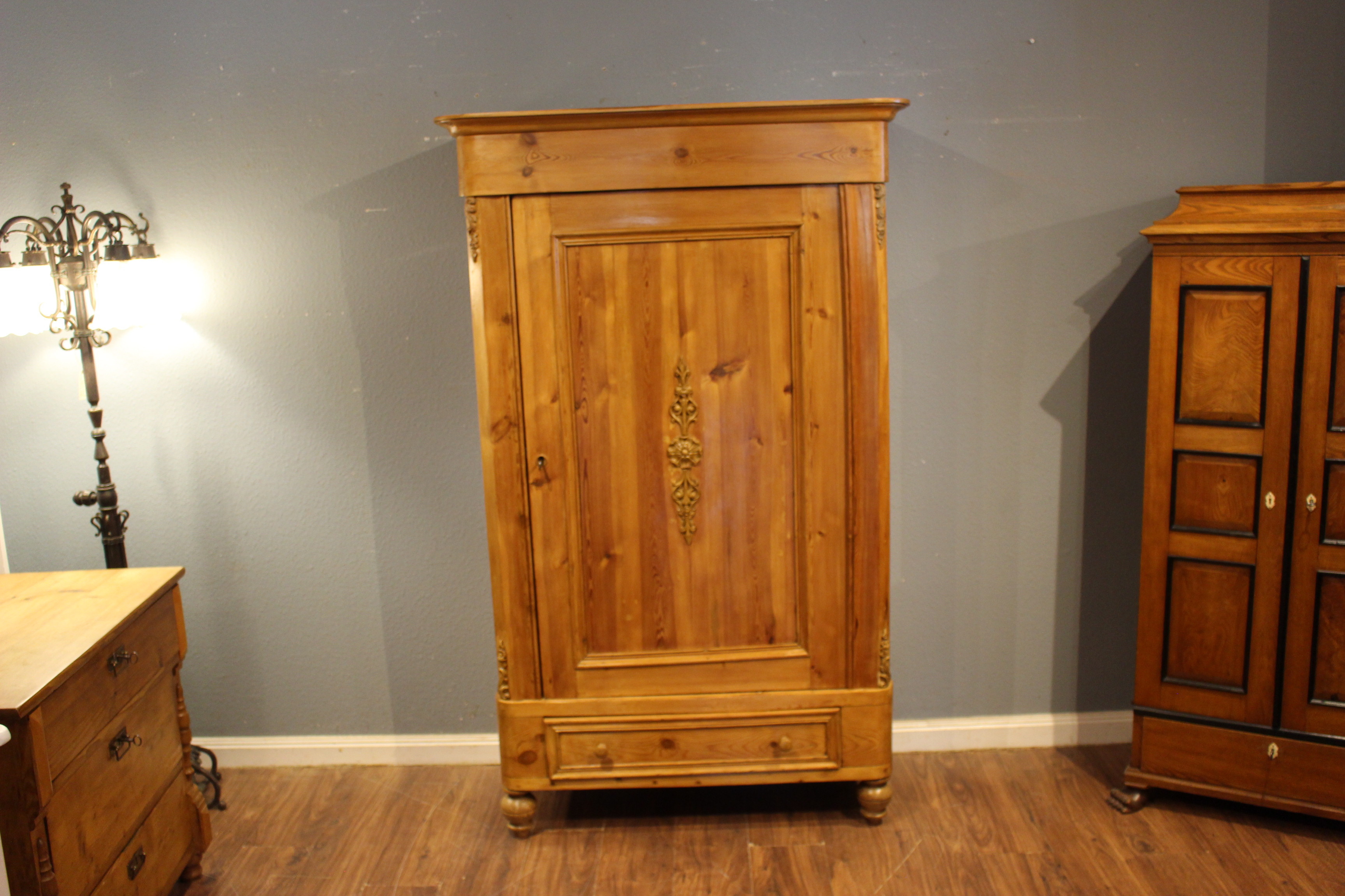  Alter Kleiderschrank, Bauernschrank in Kiefer antik, eintürig (Art.-Nr. 05118)