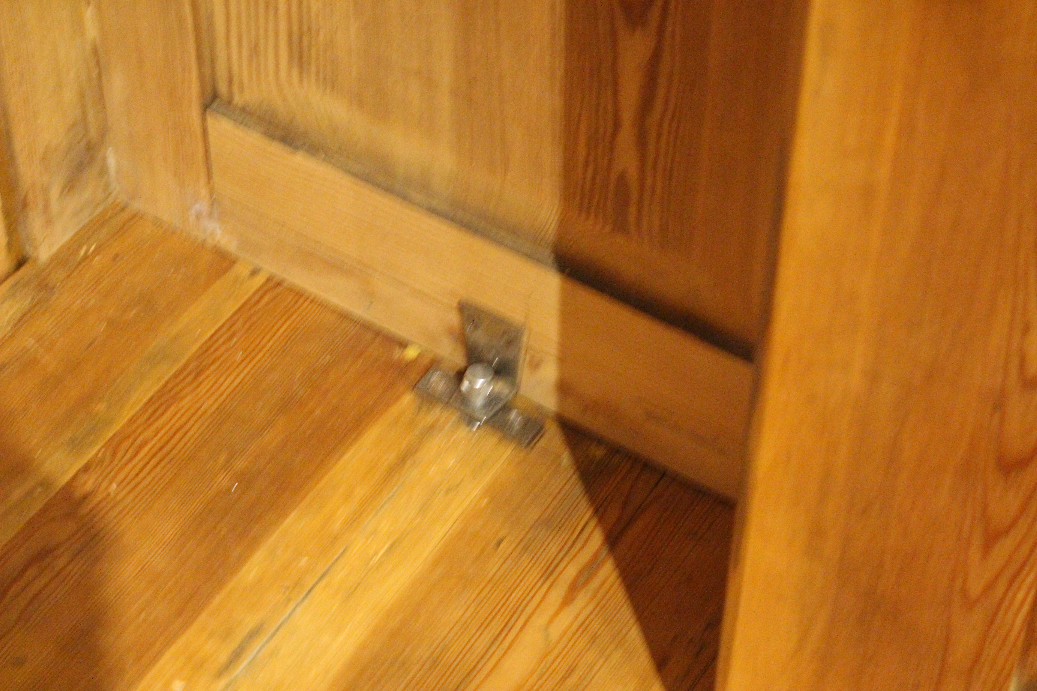  Alter Kleiderschrank, Bauernschrank in Kiefer antik, eintürig (Art.-Nr. 05118)