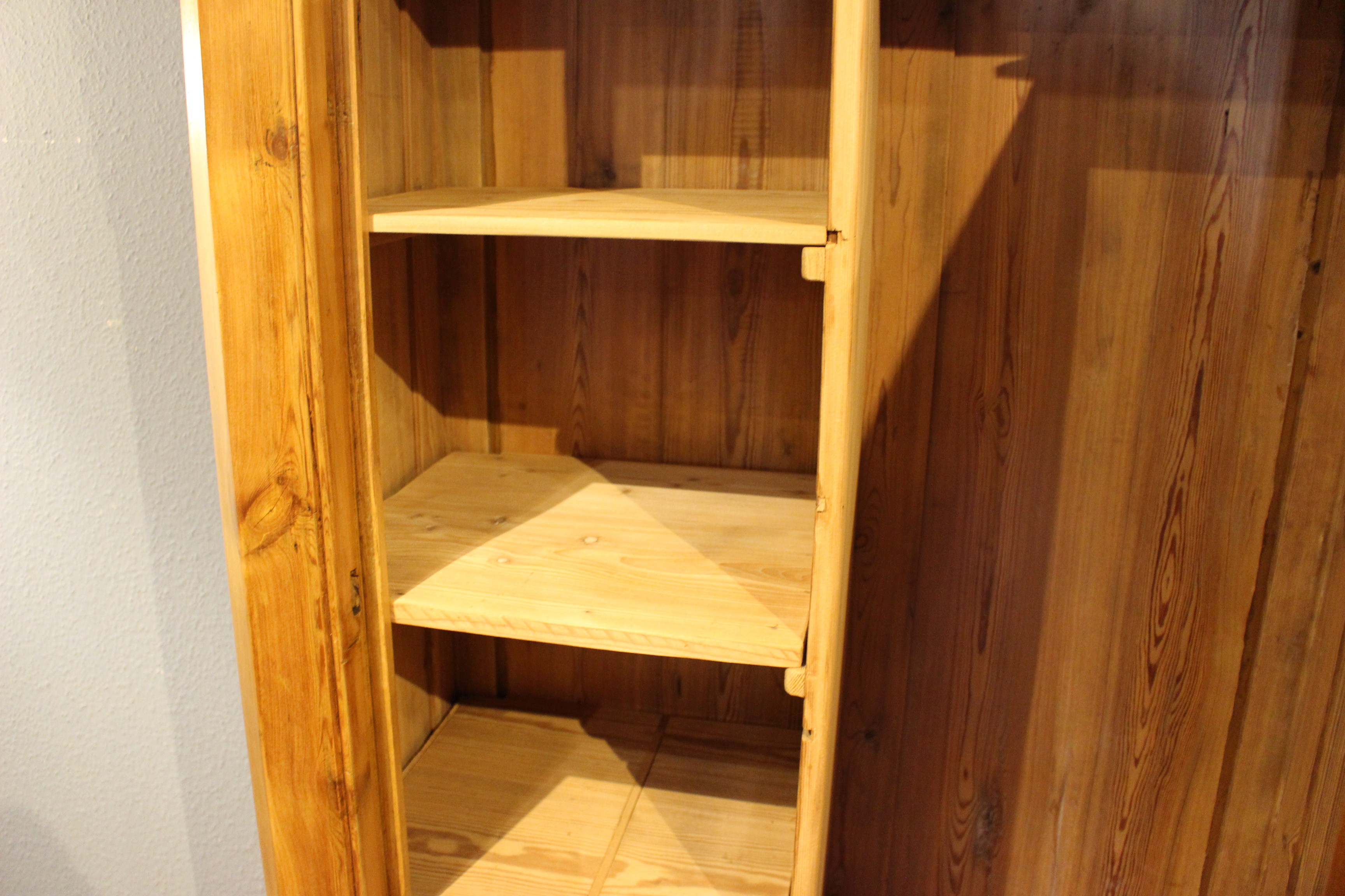  Alter Kleiderschrank, Bauernschrank in Kiefer antik, eintürig (Art.-Nr. 05118)