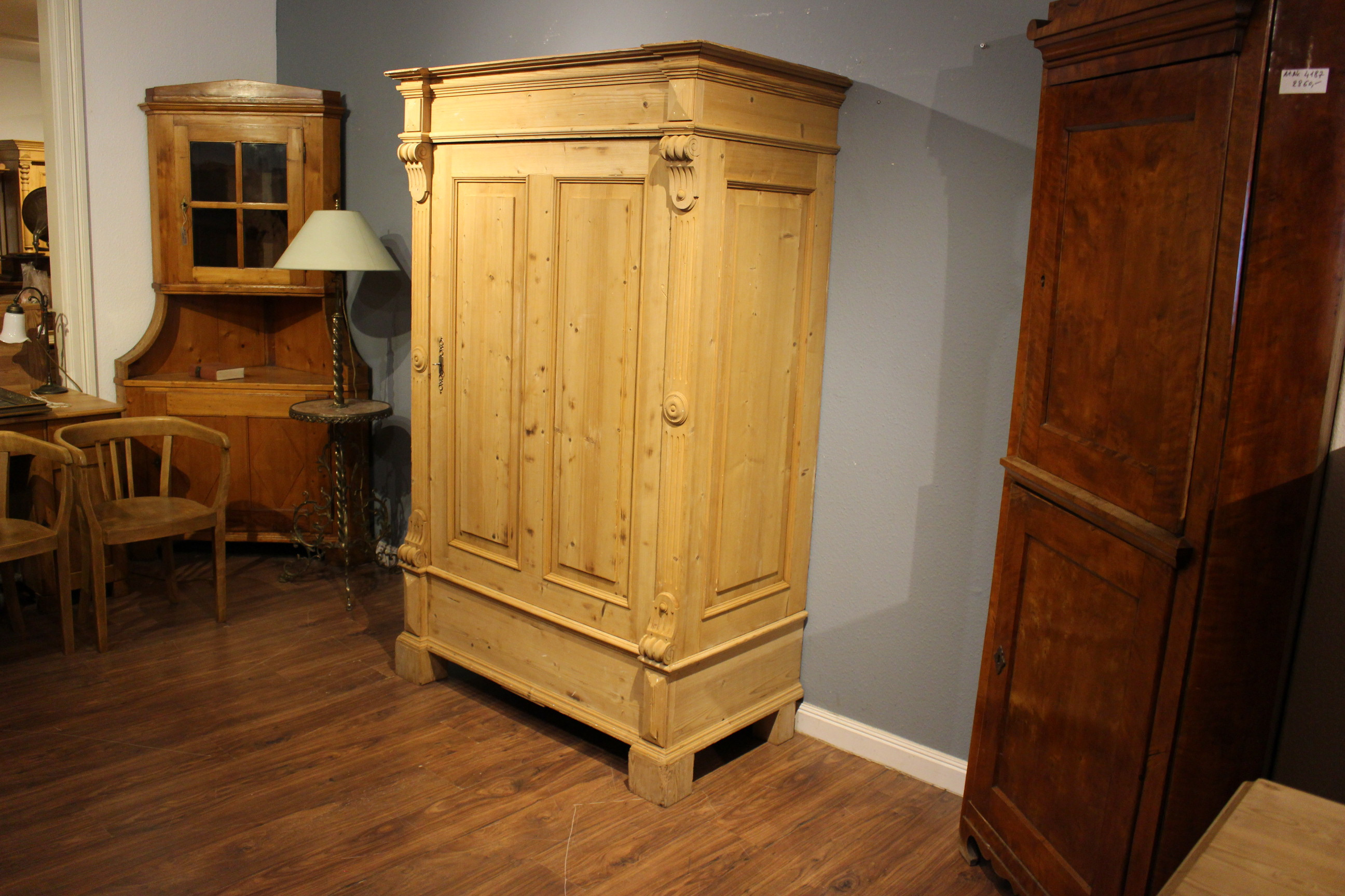 Alter Kleiderschrank,Gründerzeitstil in Kiefer antik, eintürig (Art.-Nr. 04249)
