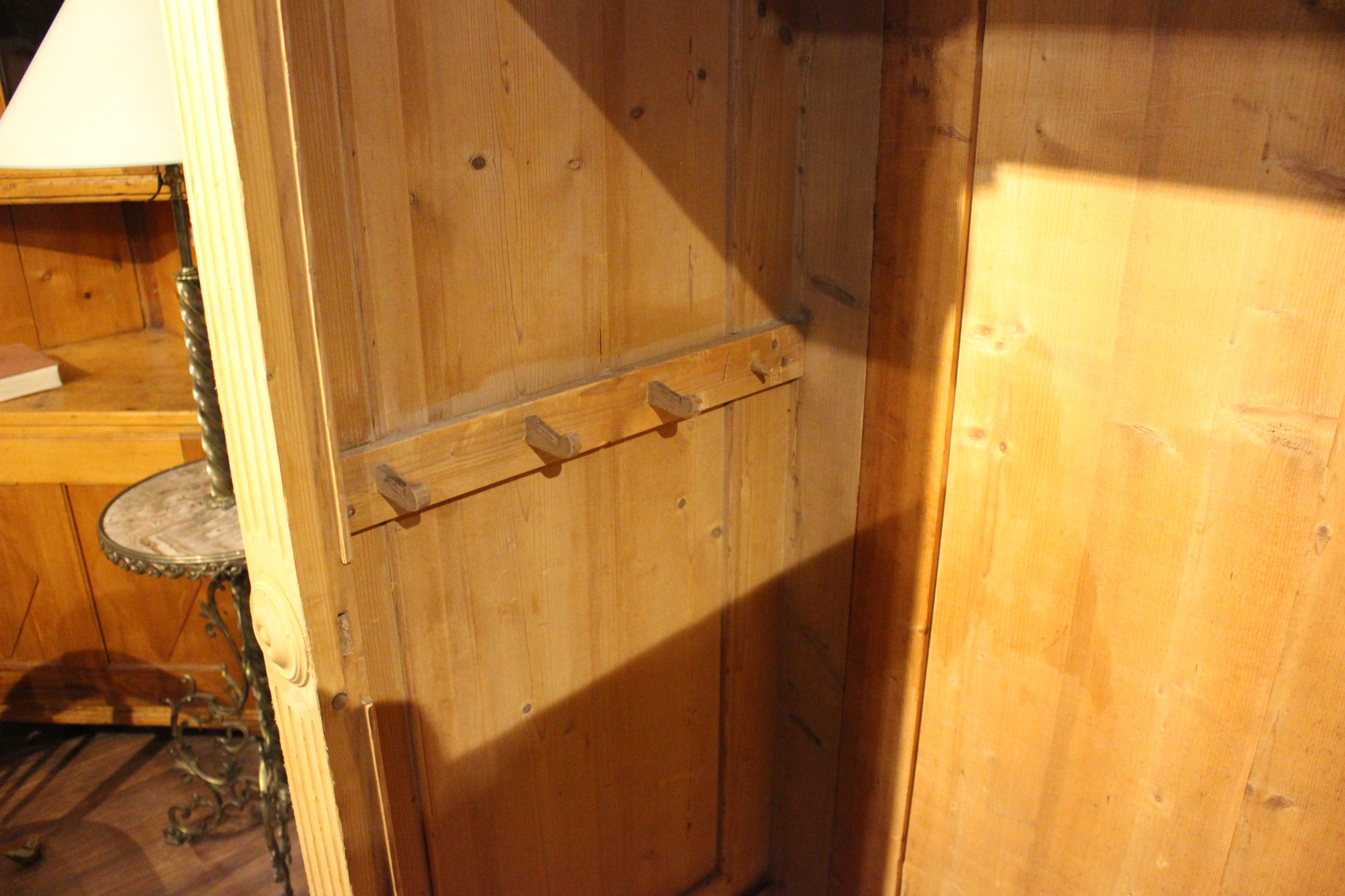  Alter Kleiderschrank,Gründerzeitstil in Kiefer antik, eintürig (Art.-Nr. 04249)