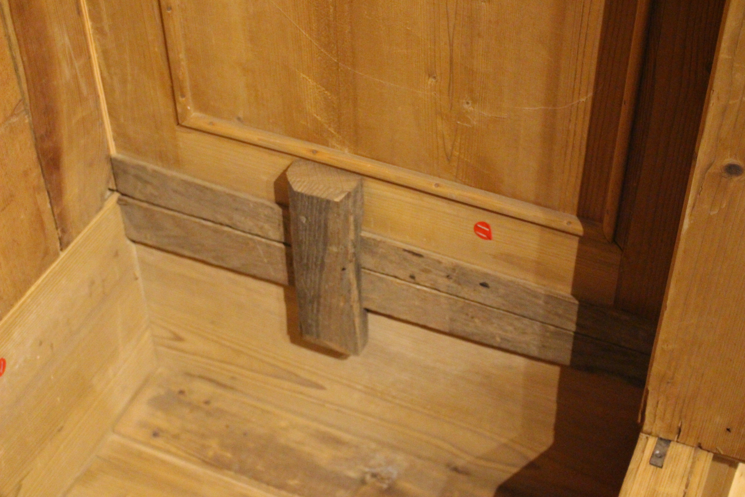  Alter Kleiderschrank,Gründerzeitstil in Kiefer antik, eintürig (Art.-Nr. 04249)