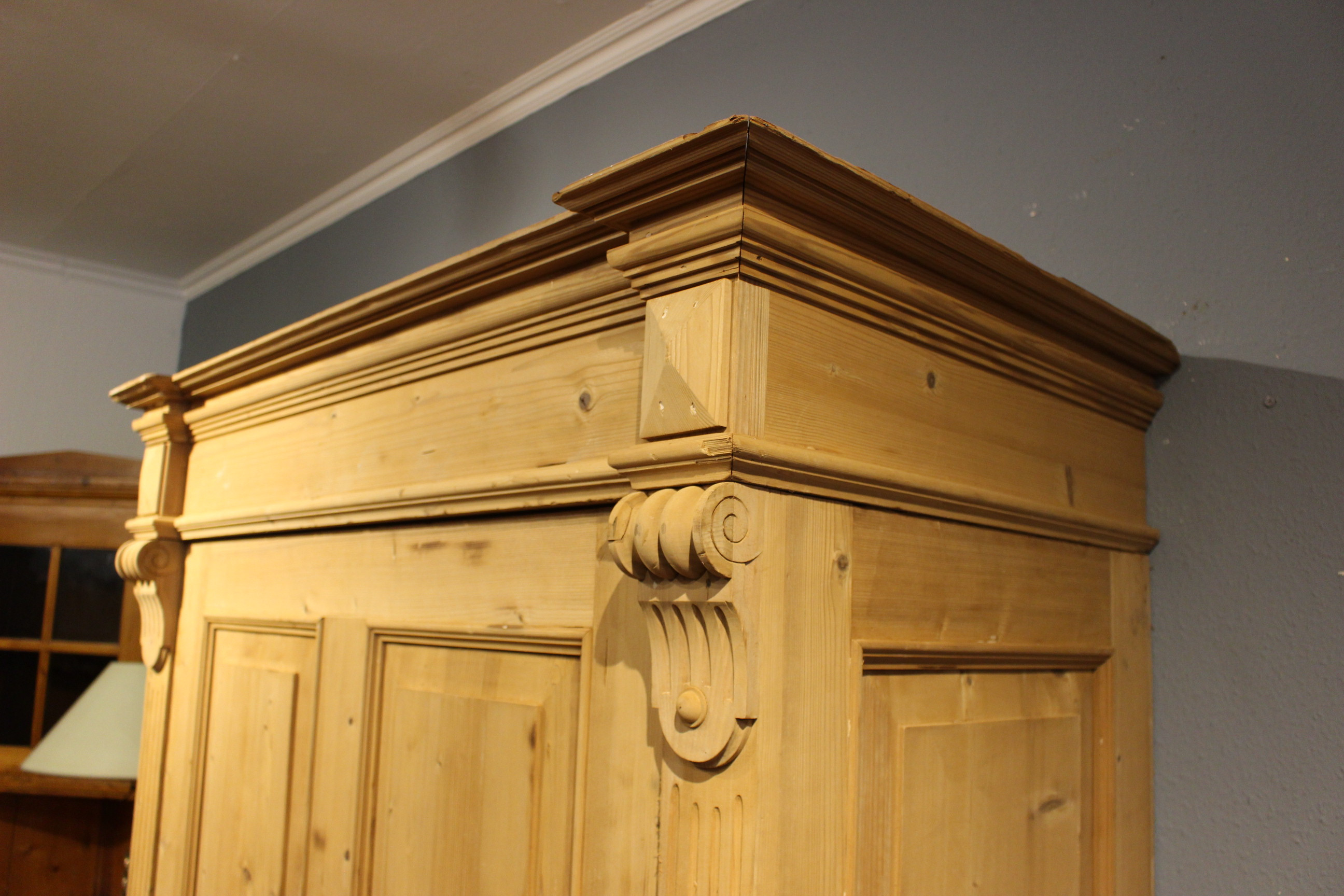  Alter Kleiderschrank,Gründerzeitstil in Kiefer antik, eintürig (Art.-Nr. 04249)