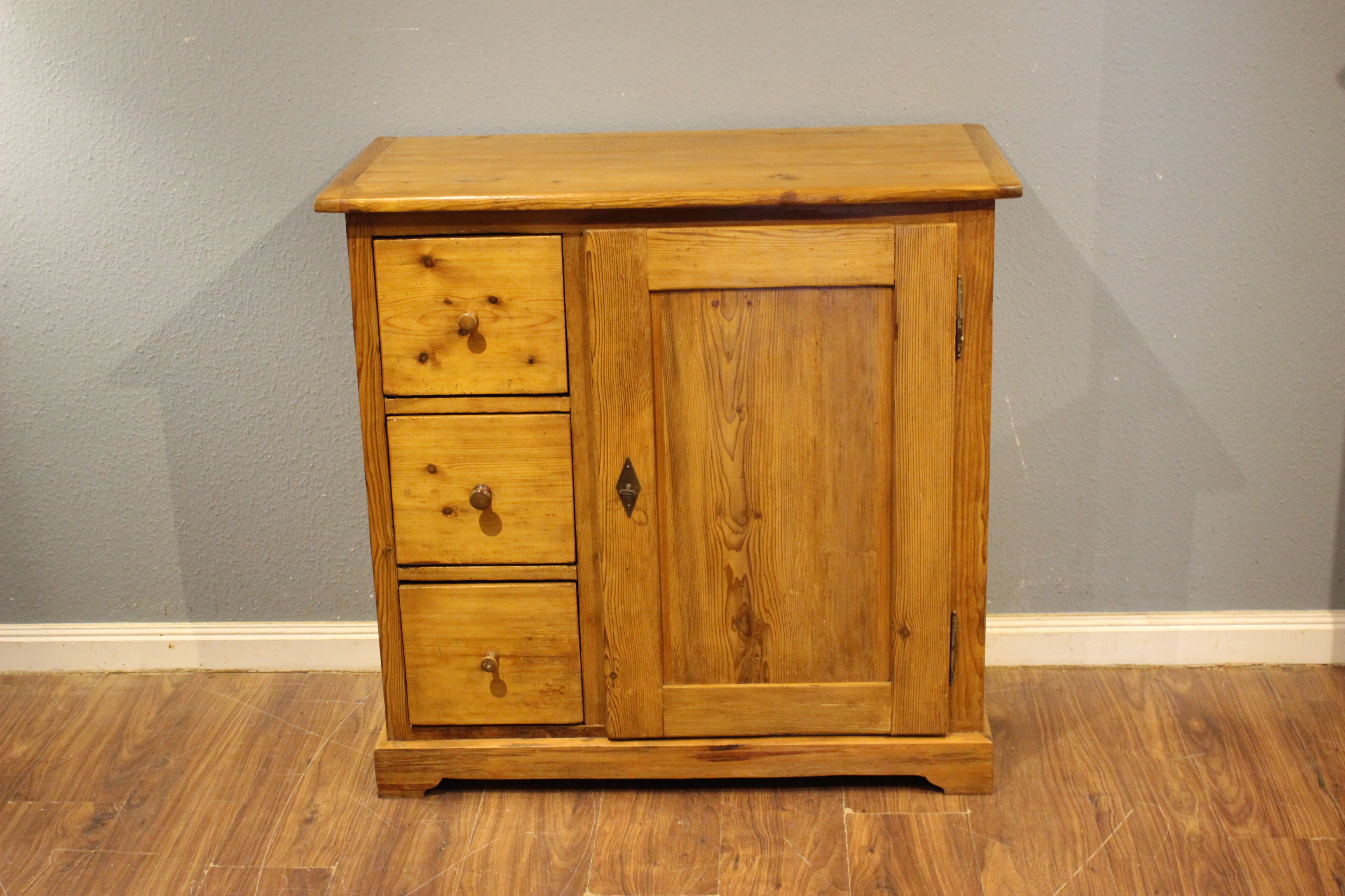  Alter Vorratsschrank klein (Art.-Nr. 05123)