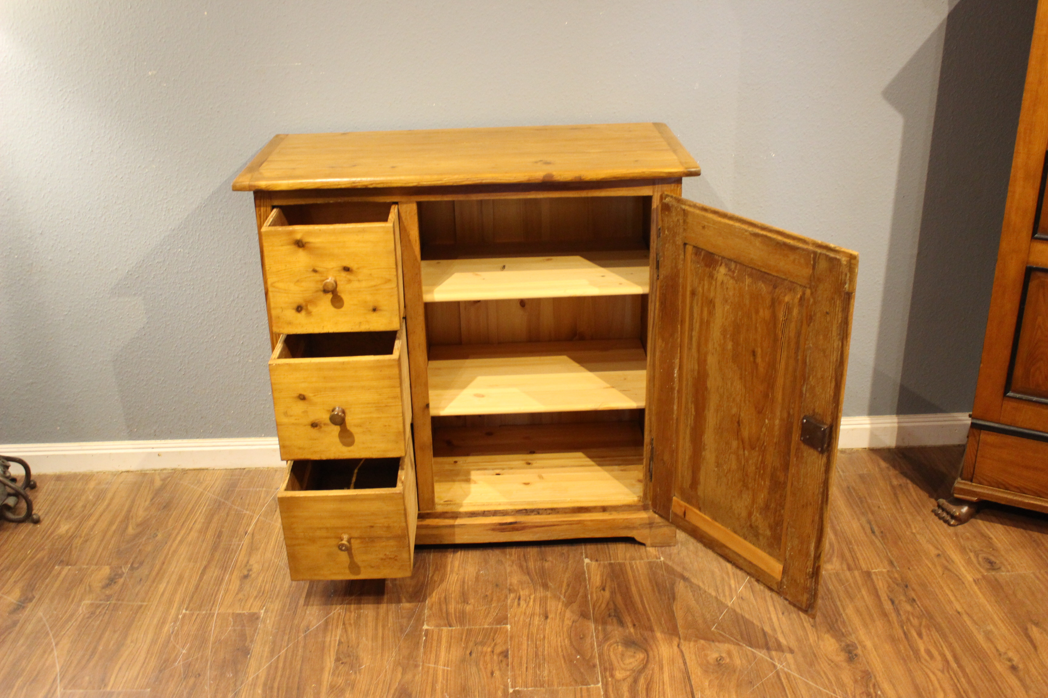  Alter Vorratsschrank klein (Art.-Nr. 05123)