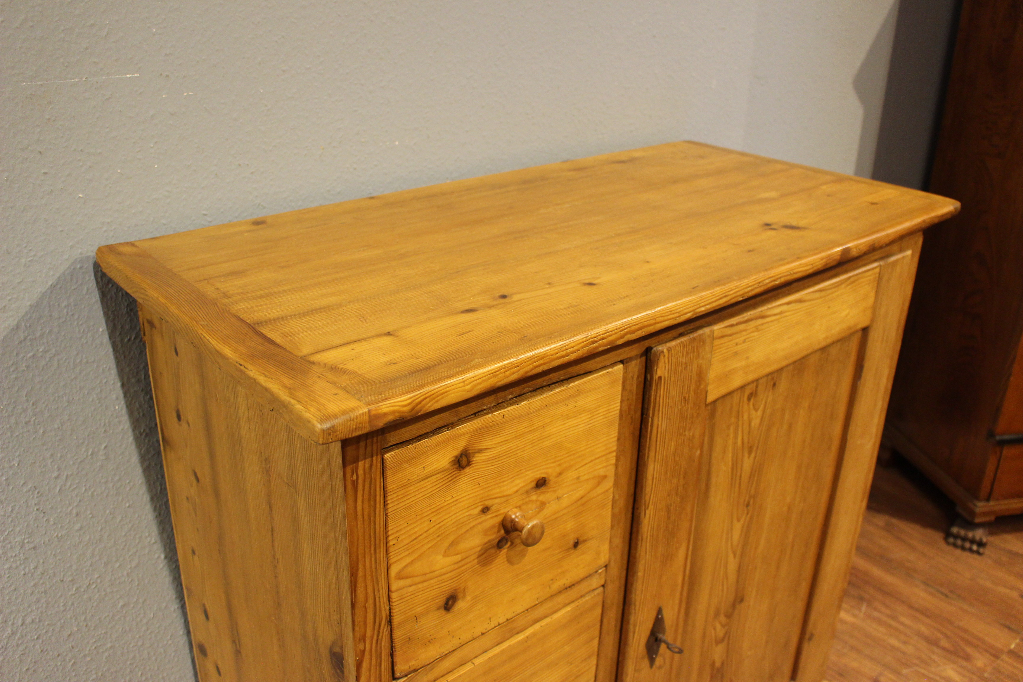  Alter Vorratsschrank klein (Art.-Nr. 05123)