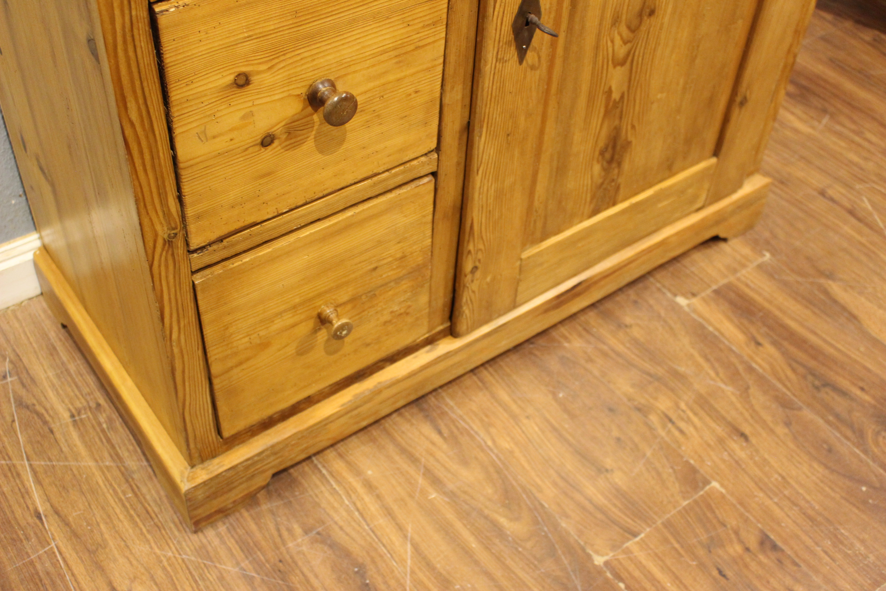  Alter Vorratsschrank klein (Art.-Nr. 05123)