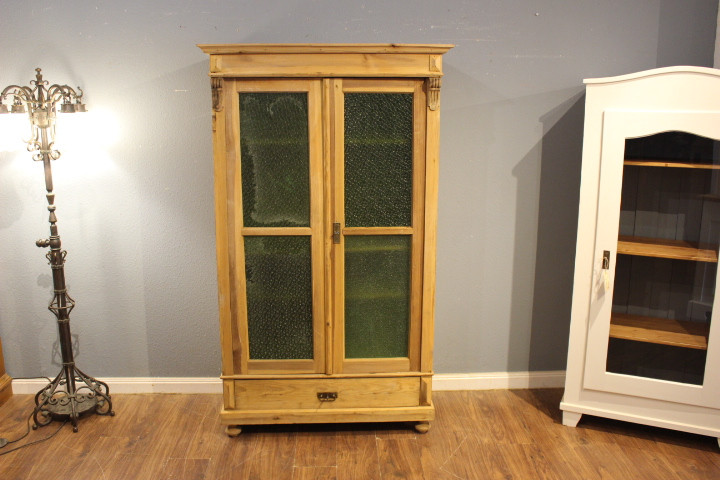 Vitrinen Regale und Bücherschränke