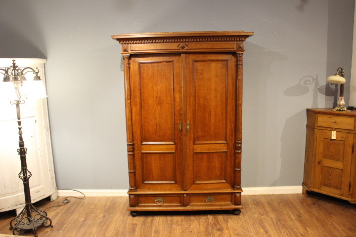  antiker Eichenschrank mit Schubladen und Regalen, Gründerzeit. (Art.-Nr.: 04908)