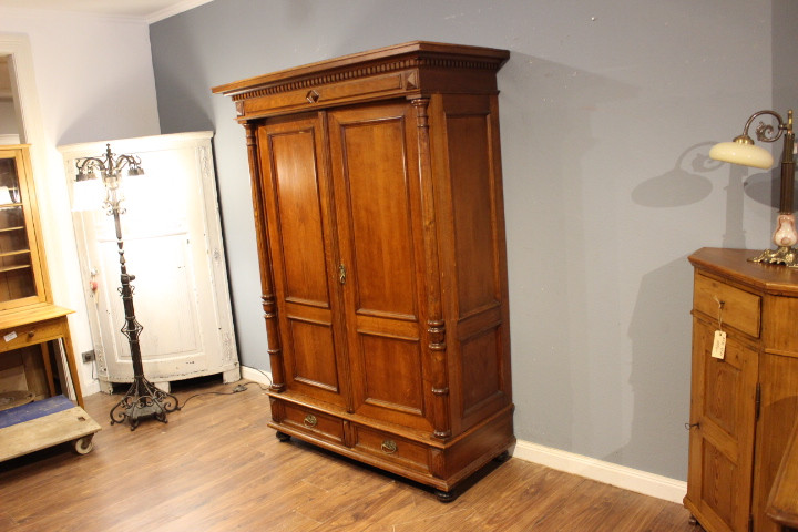  antiker Eichenschrank mit Schubladen und Regalen, Gründerzeit. (Art.-Nr. 04908)