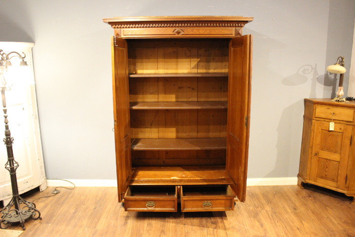  antiker Eichenschrank mit Schubladen und Regalen, Gründerzeit. (Art.-Nr. 04908)