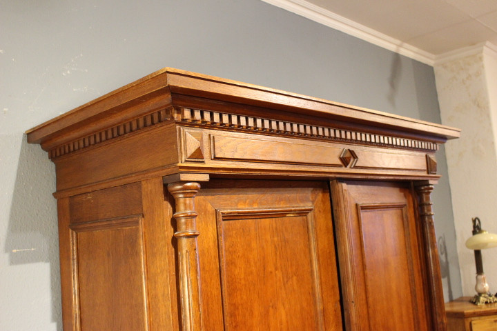  antiker Eichenschrank mit Schubladen und Regalen, Gründerzeit. (Art.-Nr. 04908)