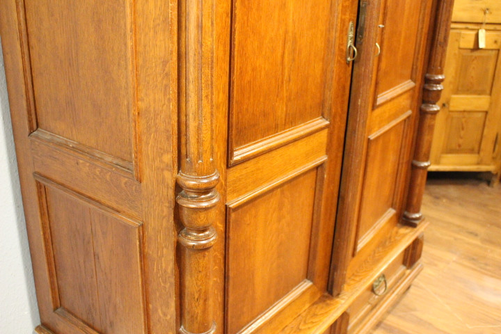  antiker Eichenschrank mit Schubladen und Regalen, Gründerzeit. (Art.-Nr. 04908)
