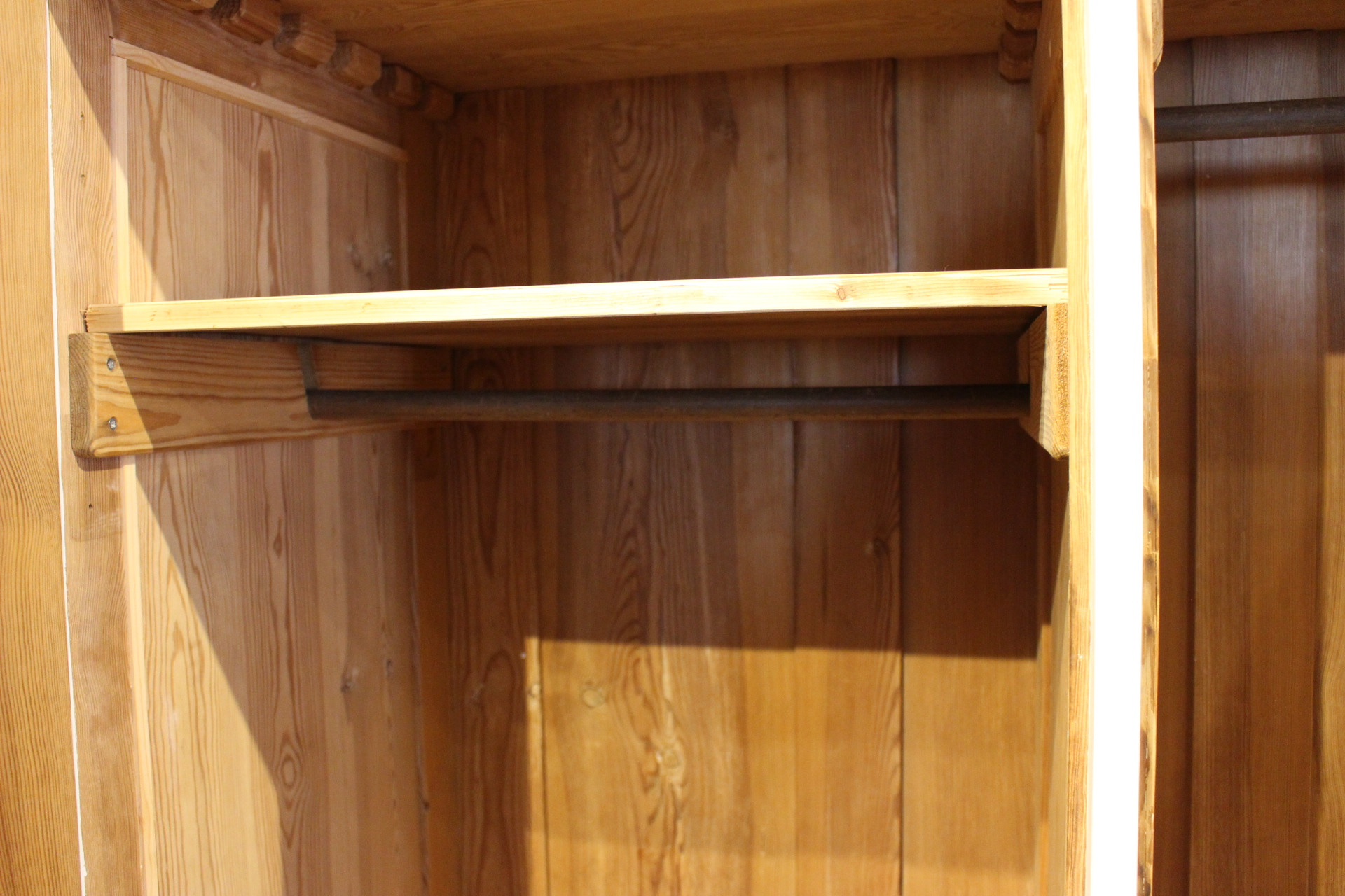  Antiker Kleiderschrank, 20er Jahre, zweitürig  (Art.-Nr. 04501)