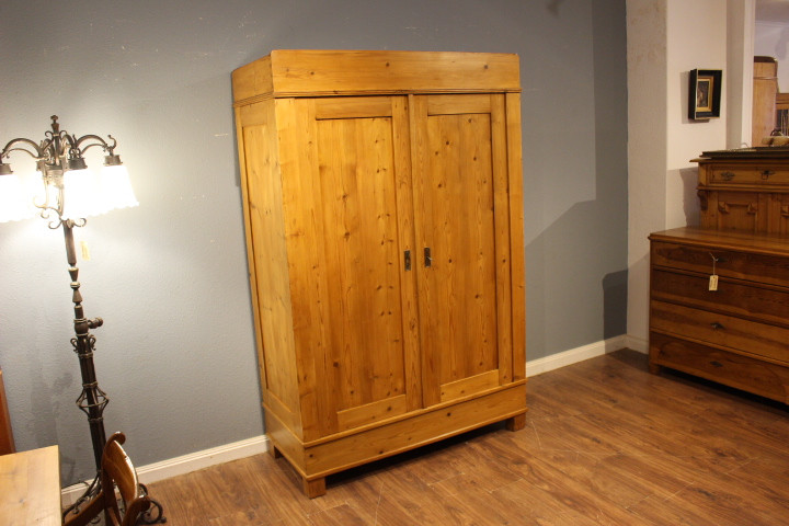  Antiker Kleiderschrank, art déco, zweitürig (Art.-Nr. 05103)