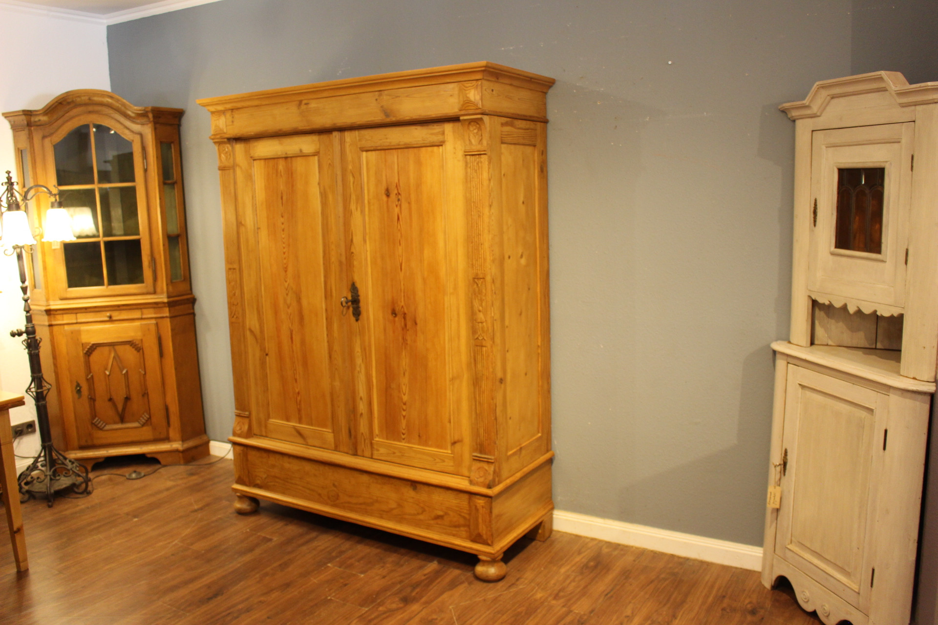  Antiker Kleiderschrank, Jugendstil, zweitürig (Art.-Nr. 05202)