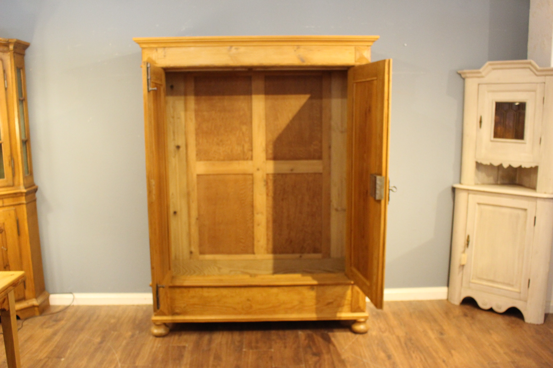  Antiker Kleiderschrank, Jugendstil, zweitürig (Art.-Nr. 05202)