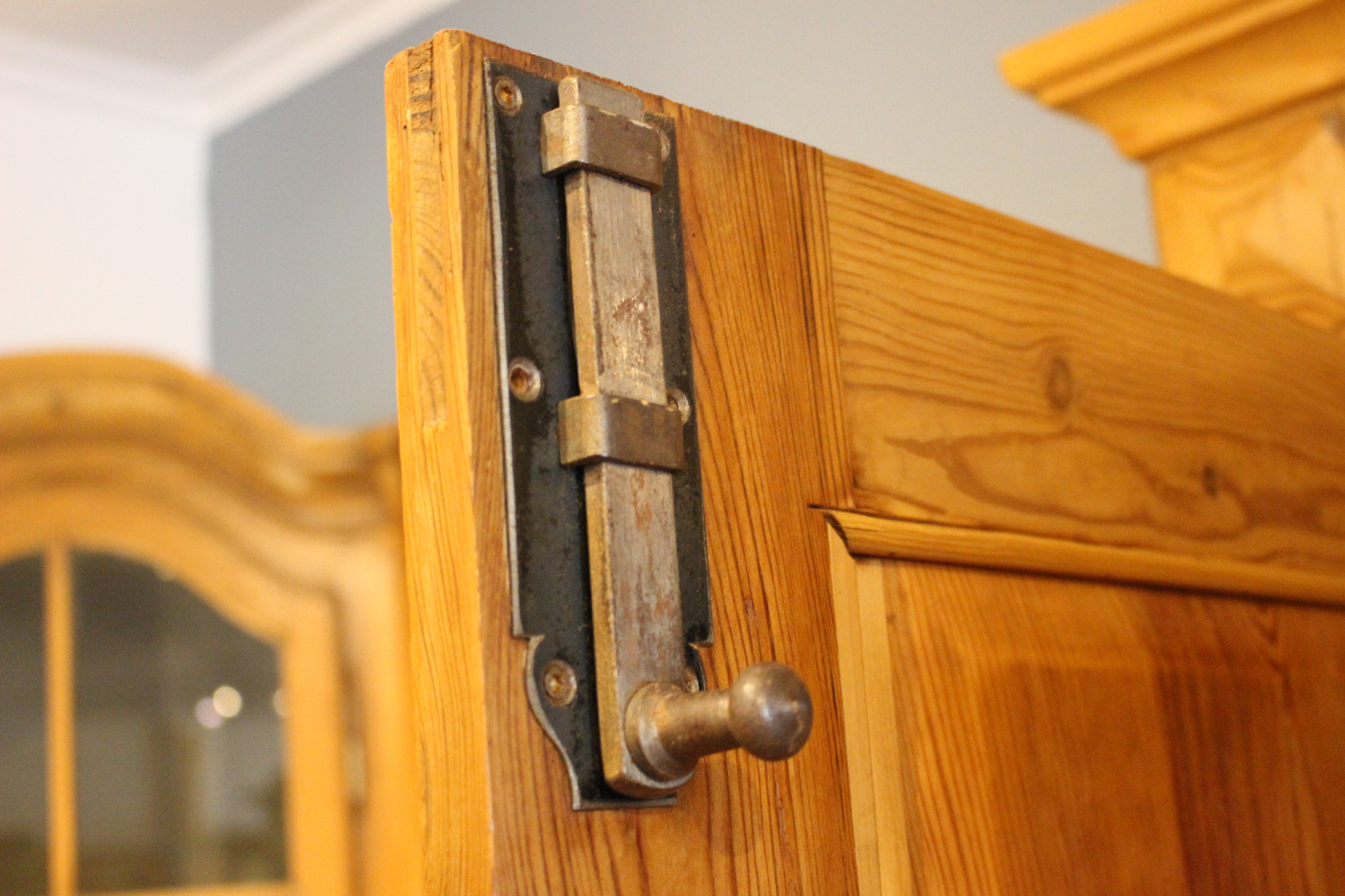  Antiker Kleiderschrank, Jugendstil, zweitürig (Art.-Nr. 05202)