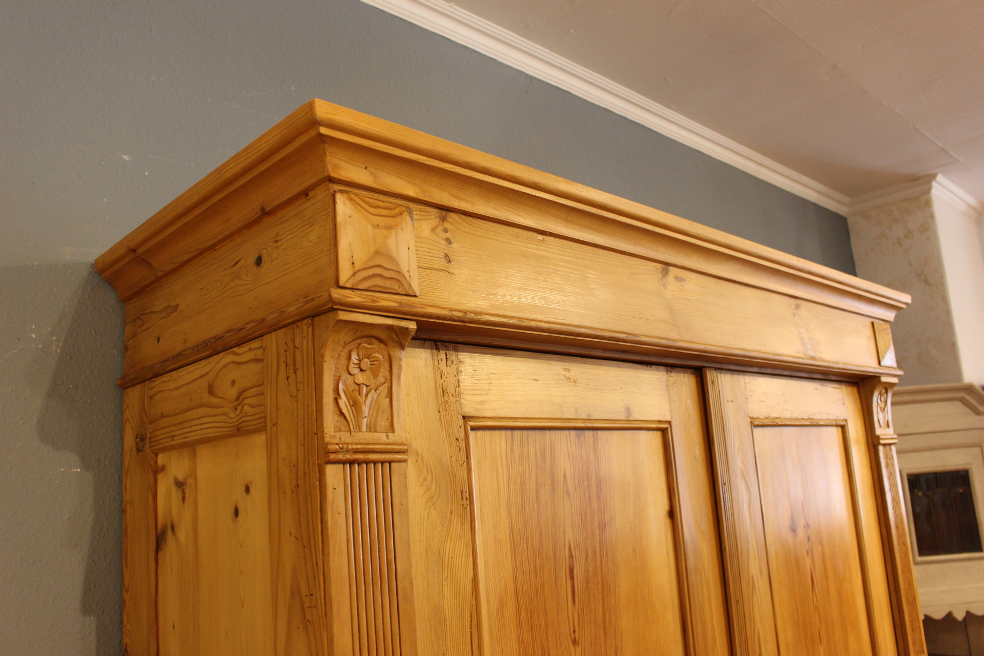  Antiker Kleiderschrank, Jugendstil, zweitürig (Art.-Nr. 05202)