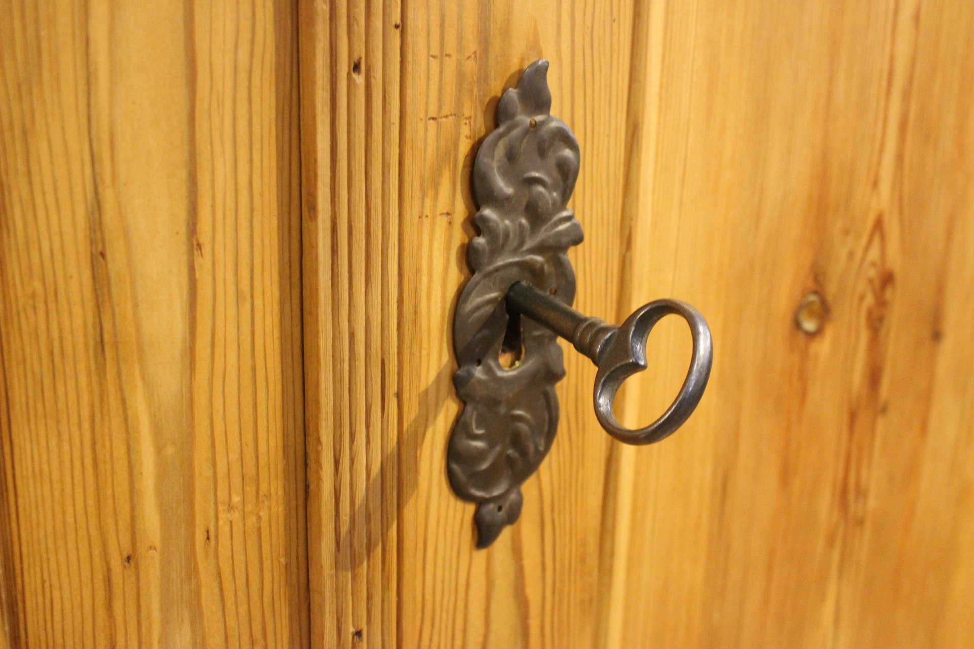  Antiker Kleiderschrank, Jugendstil, zweitürig (Art.-Nr. 05202)