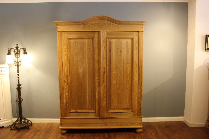  Antiker Kleiderschrank, Jugendstil, zweitürig mit Rundbogen (Art.-Nr.: 04747)