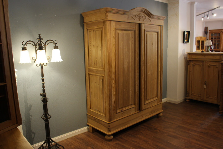  Antiker Kleiderschrank, Jugendstil, zweitürig mit Rundbogen (Art.-Nr. 04747)