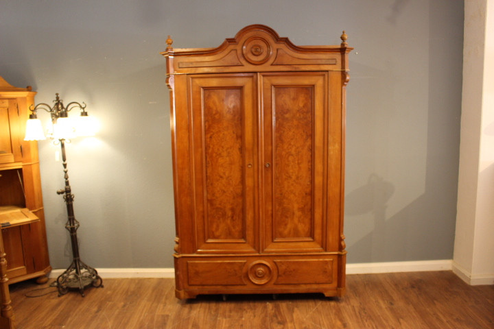  antiker Kleiderschrank, Louis Philippe, zweitürig. (Art.-Nr.: 04941)