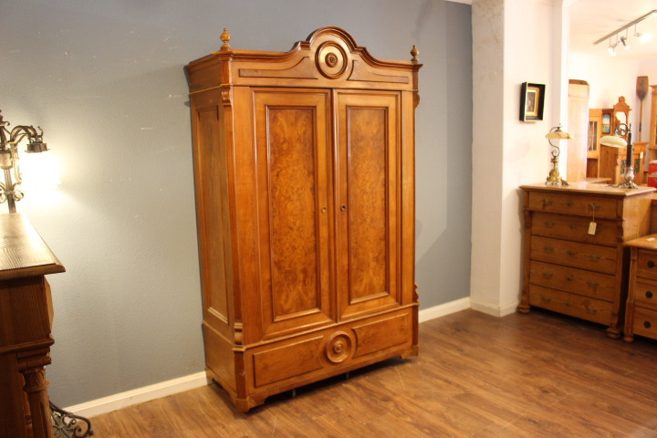  antiker Kleiderschrank, Louis Philippe, zweitürig. (Art.-Nr. 04941)