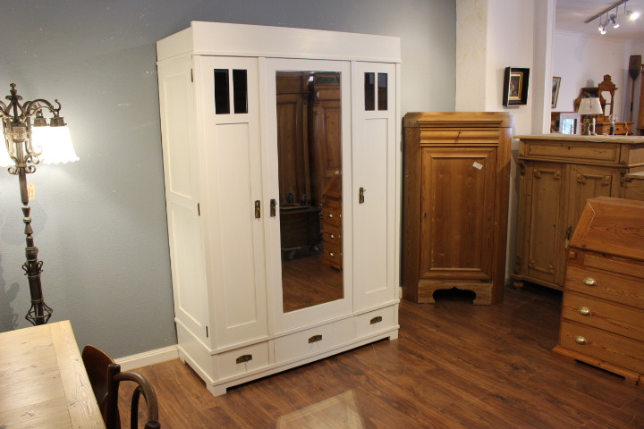  antiker Kleiderschrank dreitürig, weiß gestrichen, Art déco (Art.-Nr. 04742)