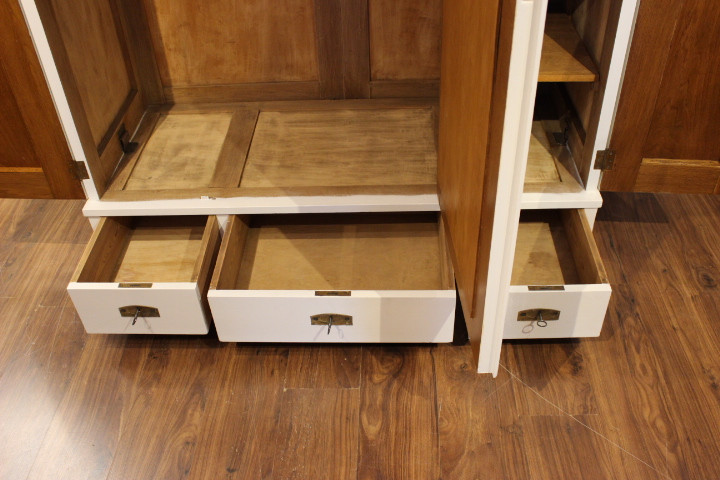  antiker Kleiderschrank dreitürig, weiß gestrichen, Art déco (Art.-Nr. 04742)
