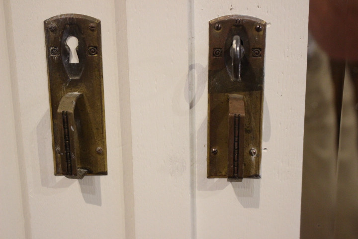  antiker Kleiderschrank dreitürig, weiß gestrichen, Art déco (Art.-Nr. 04742)