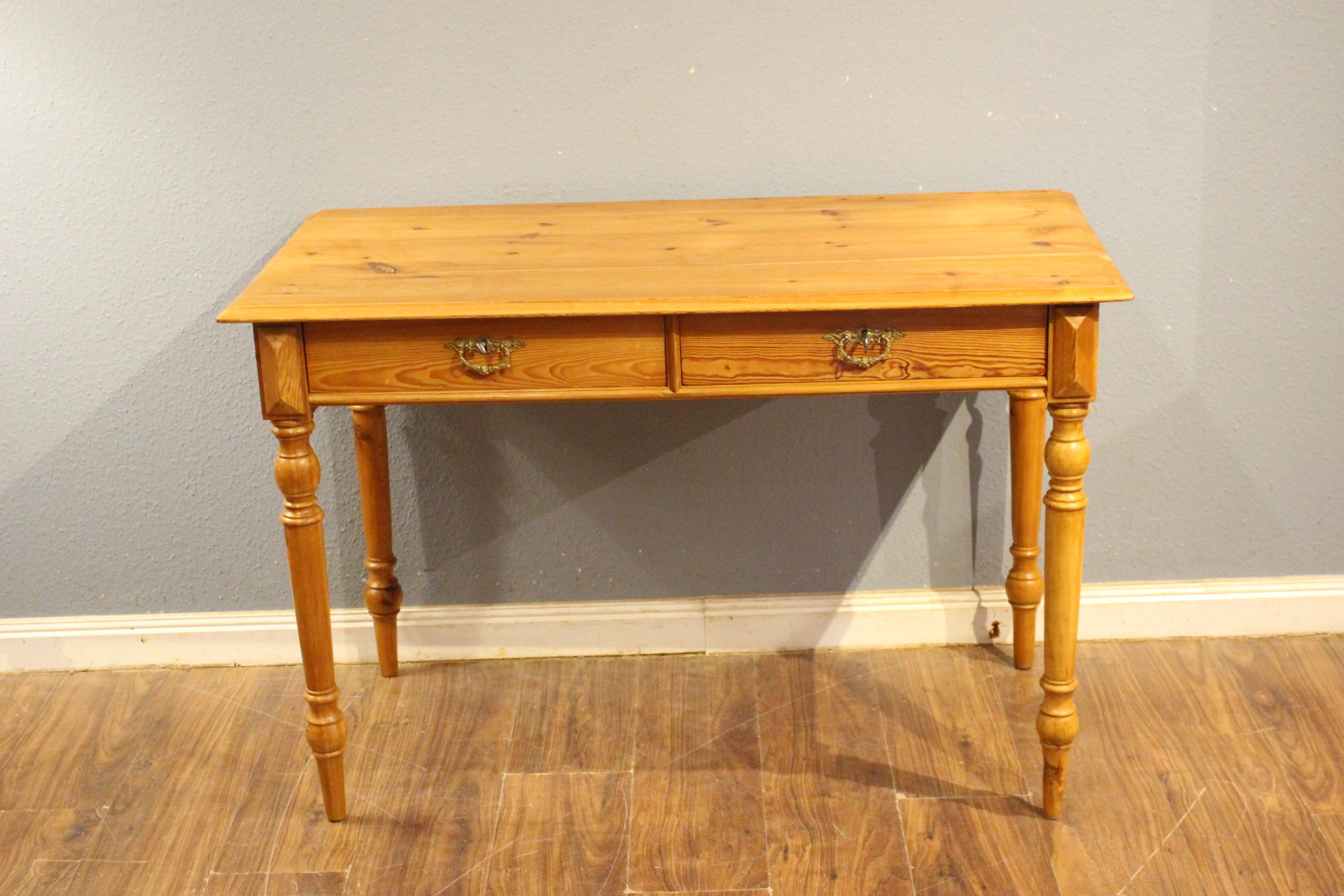  Antiker kleiner Schreibtisch Kiefer (Art.-Nr. 05155)