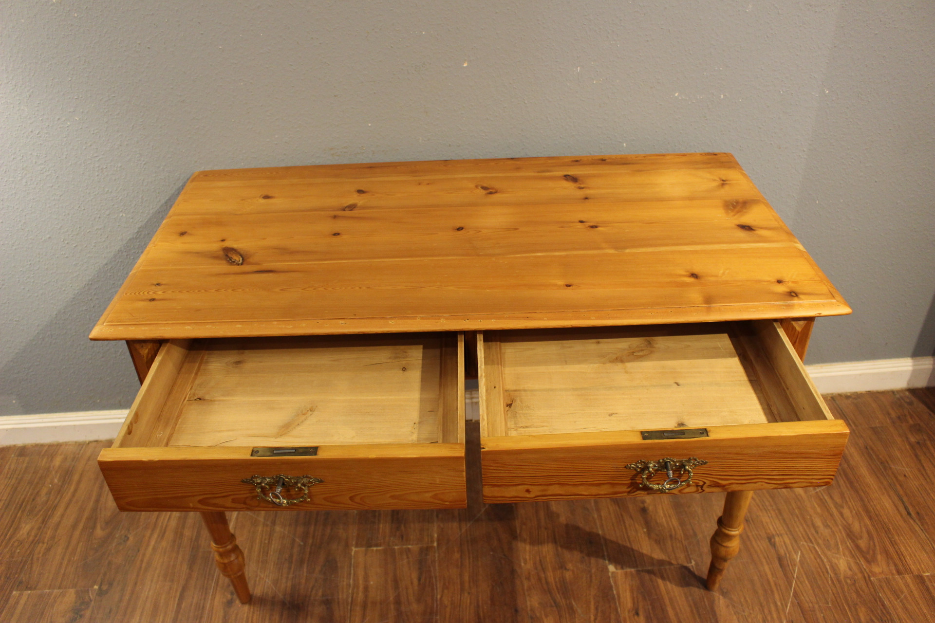  Antiker kleiner Schreibtisch Kiefer (Art.-Nr. 05155)