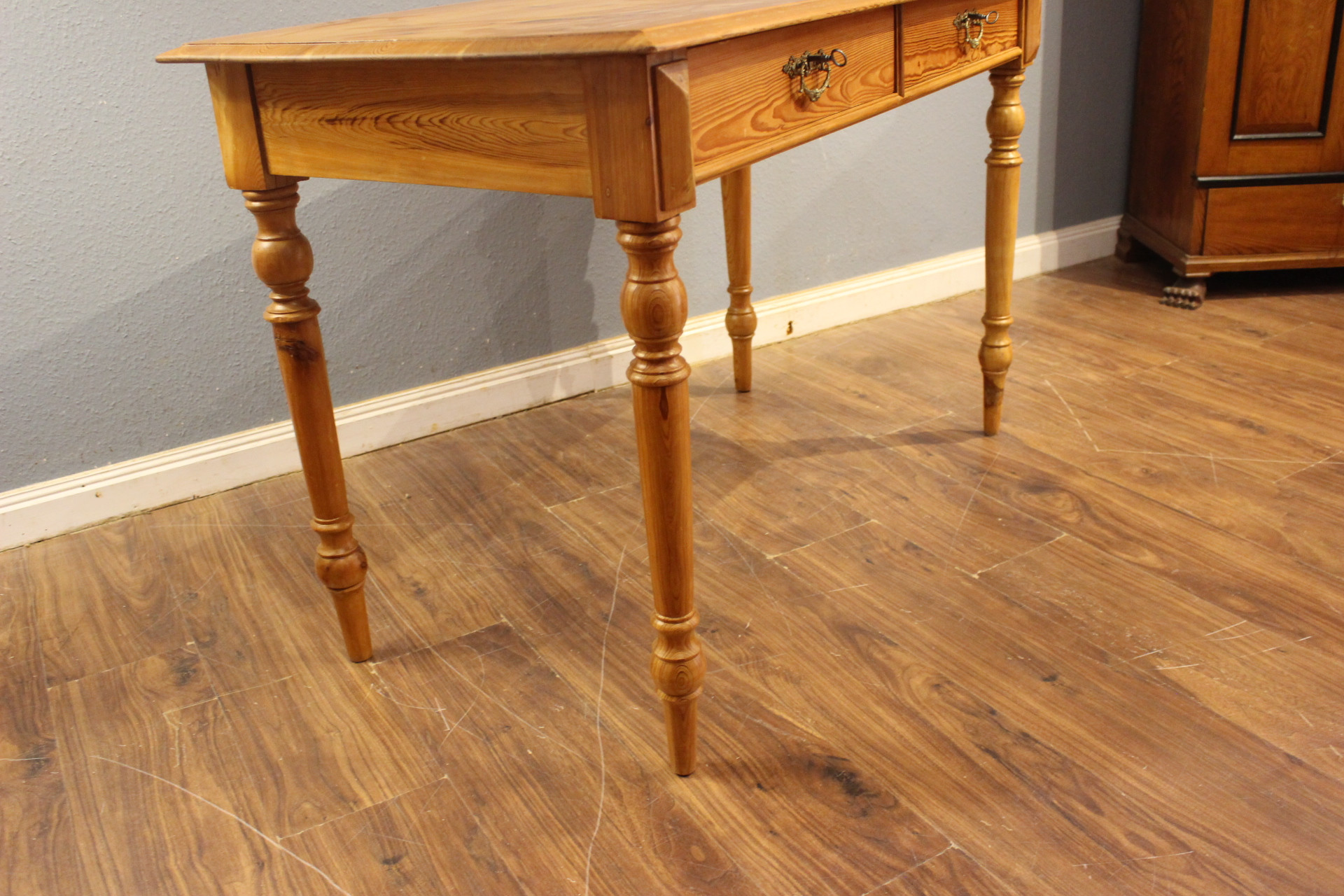  Antiker kleiner Schreibtisch Kiefer (Art.-Nr. 05155)