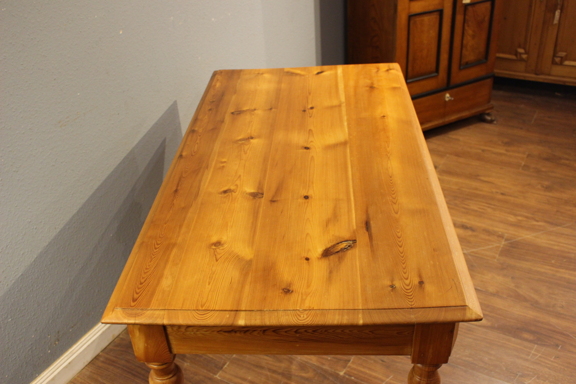  Antiker kleiner Schreibtisch Kiefer (Art.-Nr. 05155)