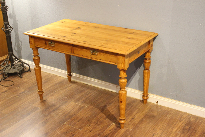  Antiker kleiner Schreibtisch Kiefer (Art.-Nr. 05177)