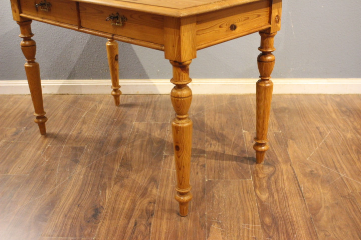 Antiker kleiner Schreibtisch Kiefer (Art.-Nr. 05177)