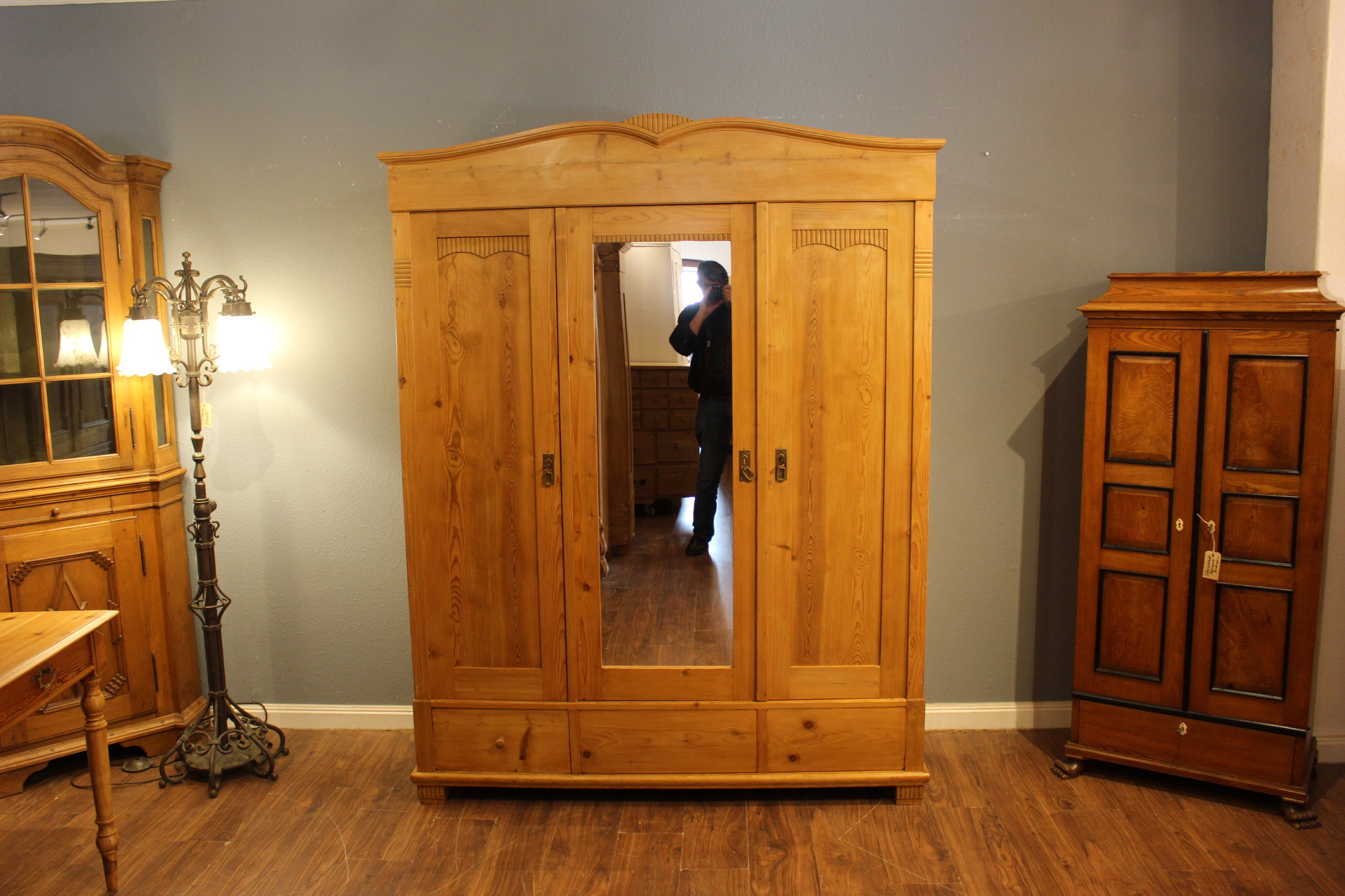  Antiker Schrank mit Wolkenkopf, Art déco (Art.-Nr.: 05153)