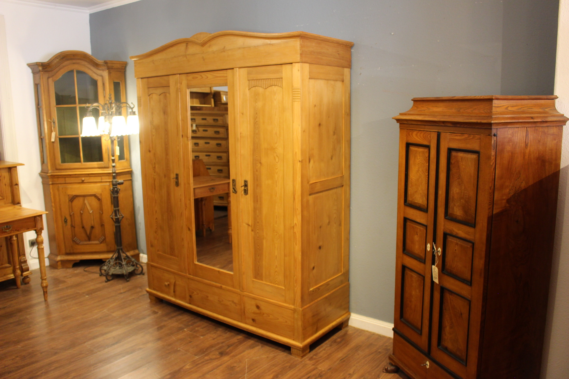  Antiker Schrank mit Wolkenkopf, Art déco (Art.-Nr. 05153)