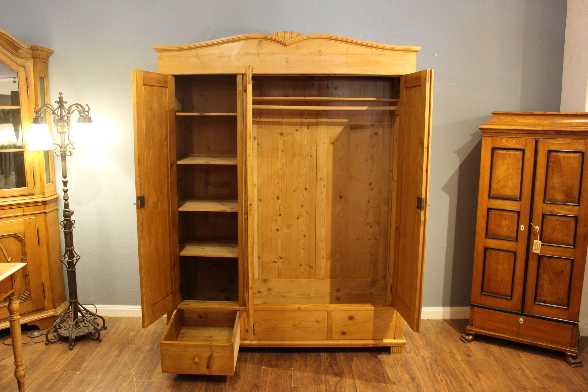  Antiker Schrank mit Wolkenkopf, Art déco (Art.-Nr. 05153)