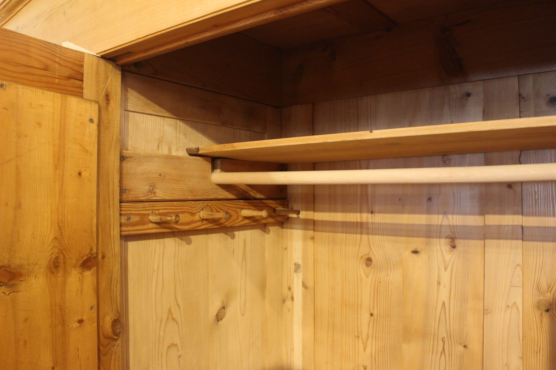  Antiker Schrank mit Wolkenkopf, Art déco (Art.-Nr. 05153)