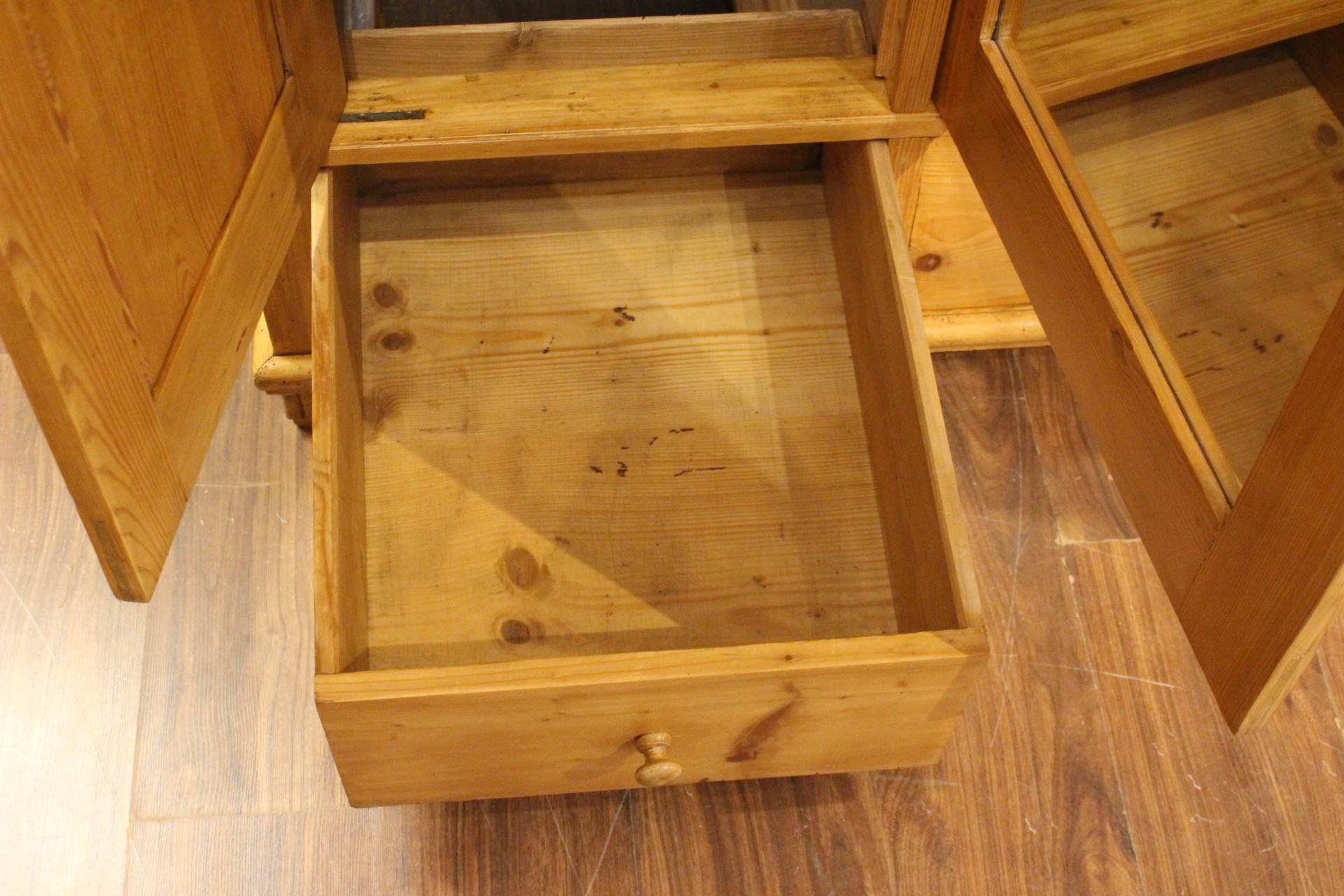  Antiker Schrank mit Wolkenkopf, Art déco (Art.-Nr. 05153)