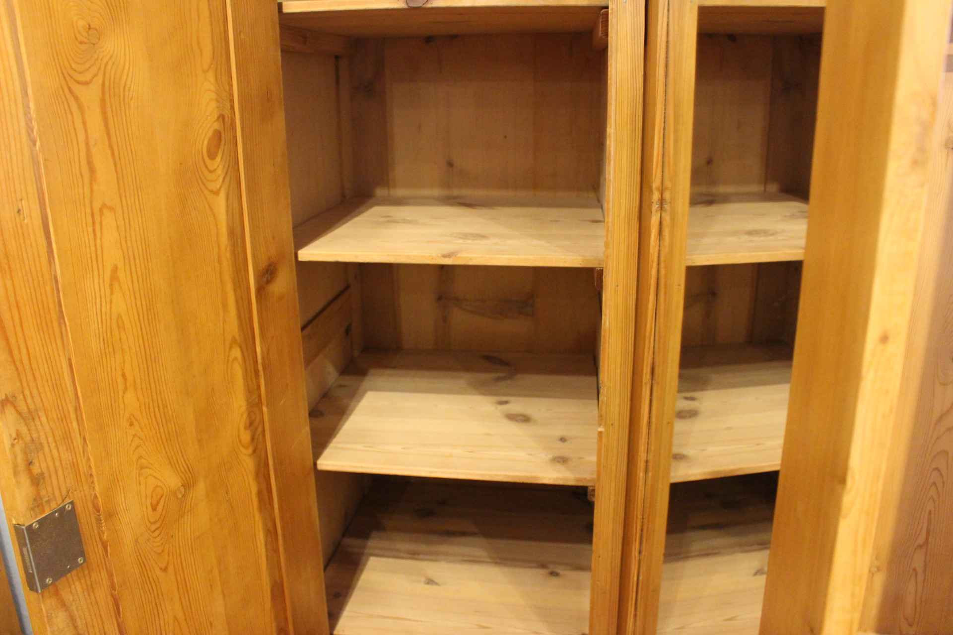  Antiker Schrank mit Wolkenkopf, Art déco (Art.-Nr. 05153)