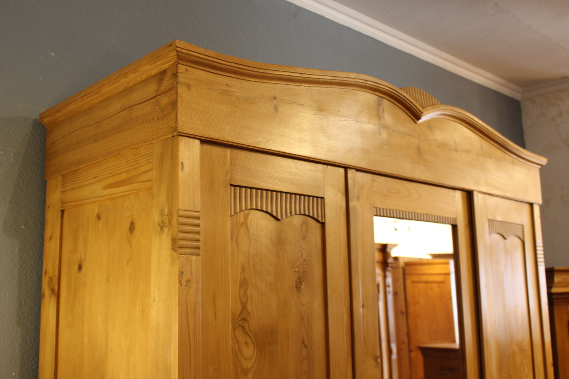  Antiker Schrank mit Wolkenkopf, Art déco (Art.-Nr. 05153)